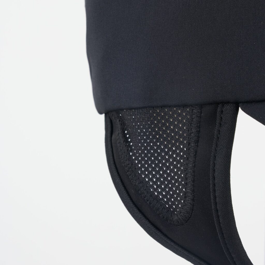 Deep Black:耳カバーのメッシュと縁の接写